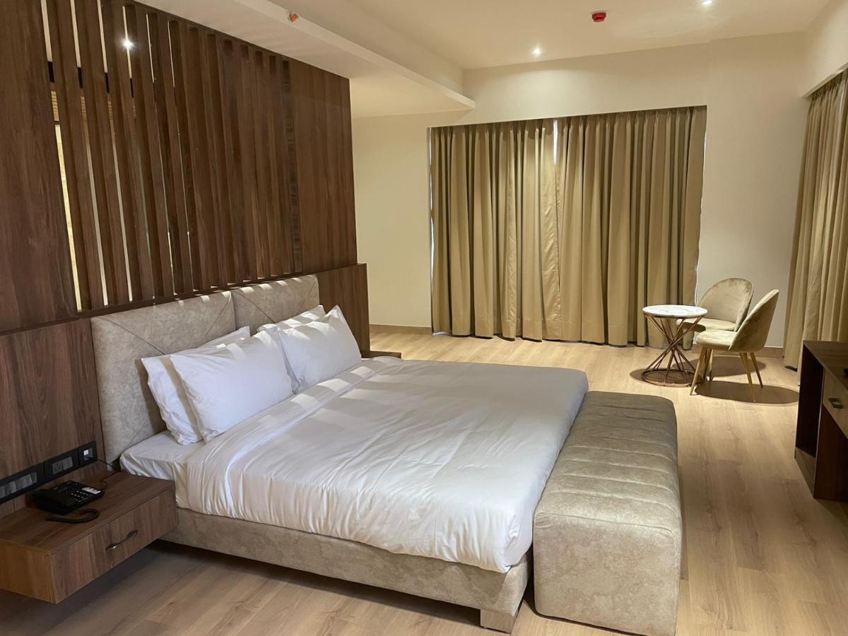 Dayal Gateway Hotel Lucknow Bagian luar foto