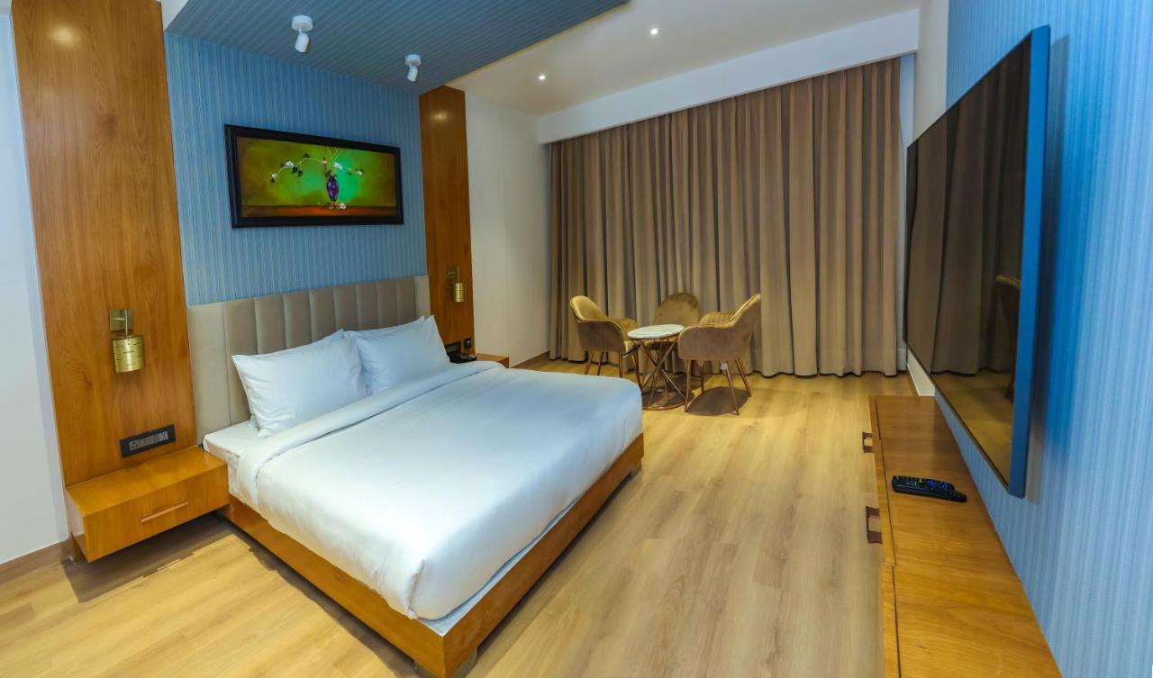 Dayal Gateway Hotel Lucknow Bagian luar foto