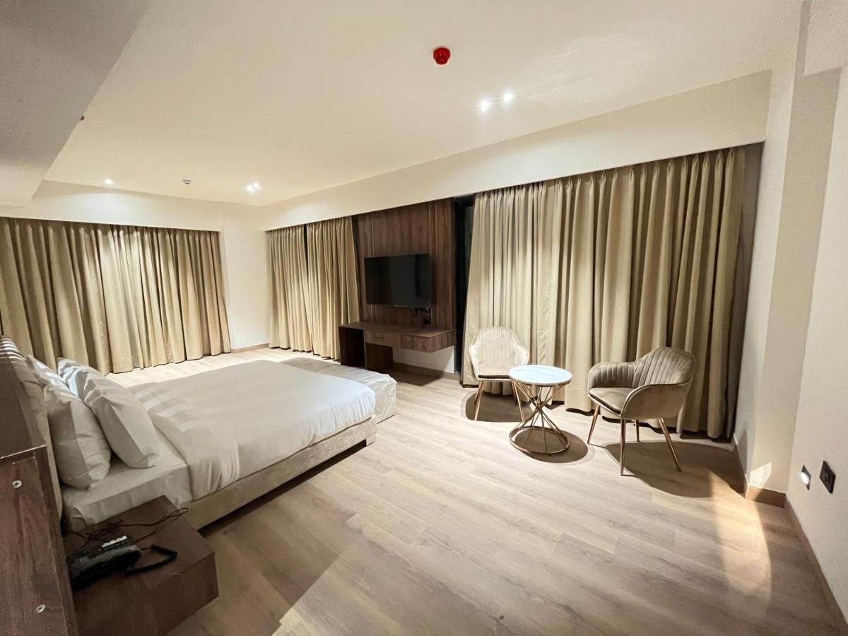Dayal Gateway Hotel Lucknow Bagian luar foto