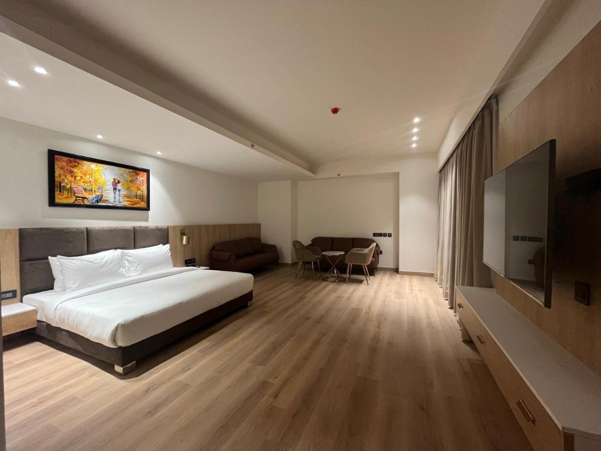 Dayal Gateway Hotel Lucknow Bagian luar foto