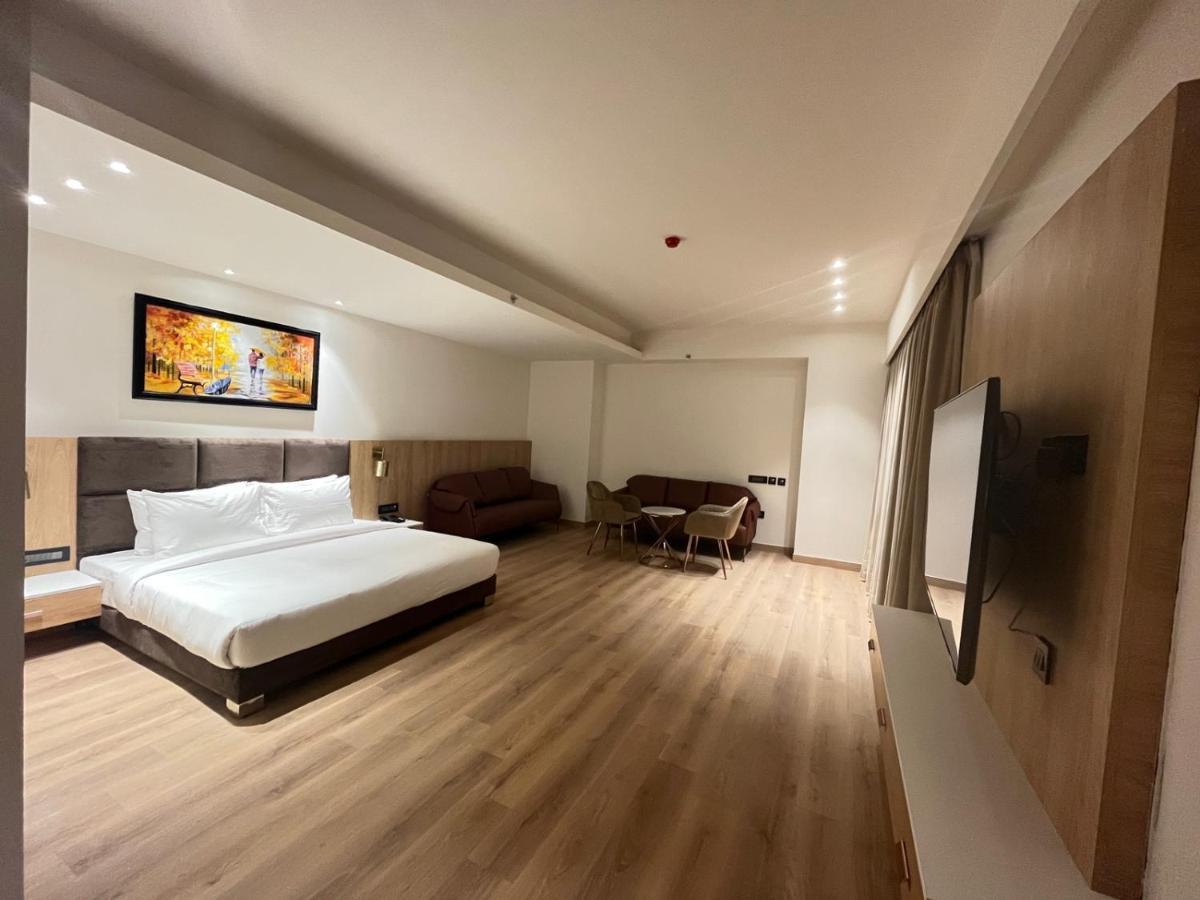 Dayal Gateway Hotel Lucknow Bagian luar foto